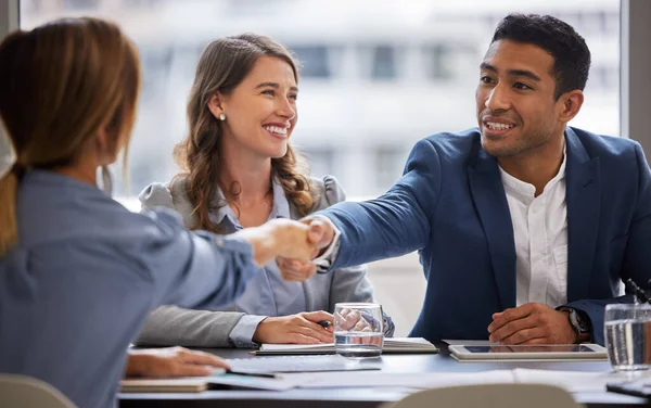 Gracias por dejarme ser parte del equipo. Disparo de dos empresarios estrechando la mano durante una reunión en la oficina. — Foto de Stock