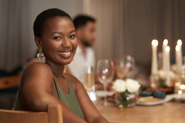 Commençons cette fête. Tournage d'une jolie jeune femme assise avec ses amis lors d'un dîner du Nouvel An. — Photo