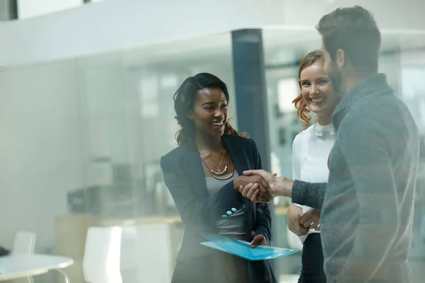 Välkomna en ny medlem till laget. Beskuren bild av företagare som skakar hand på ett kontor. — Stockfoto