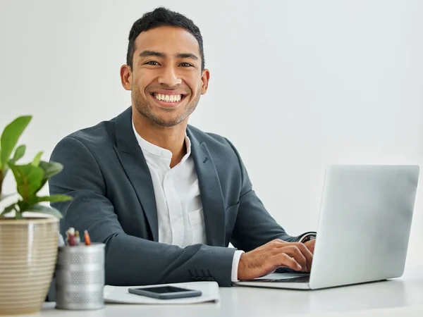 I wont let you forget me. Portrait of a businessman using a laptop at his desk in a modern office. — Stock Photo, Image