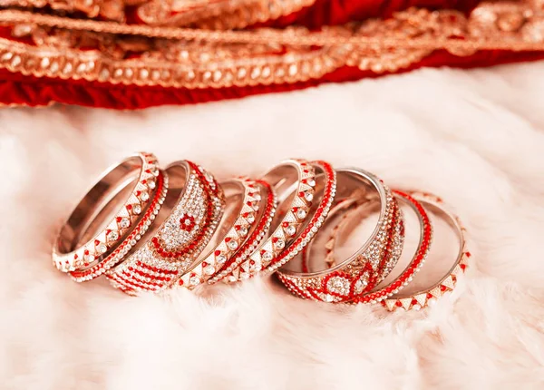 Погладь этим свой взгляд. Снимок красивых браслетов для невесты на традиционной свадьбе. — стоковое фото