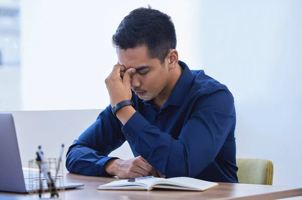 Sobrecarregado com demasiada coisa para fazer. Tiro de um jovem empresário olhando estressado enquanto trabalhava em um escritório. — Fotografia de Stock