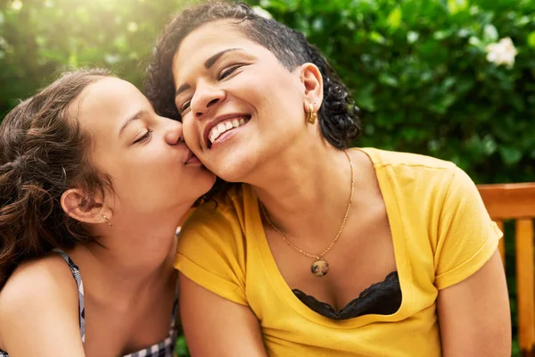 ママのためのキス。公園にいる間に彼女のお母さんと頬にキスする可愛い女の子のクロップショット. — ストック写真
