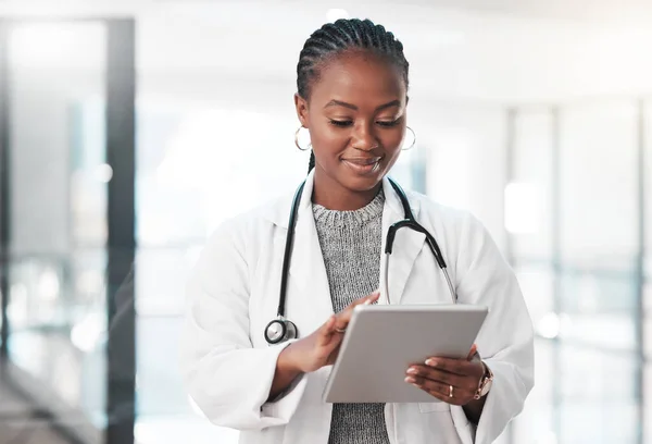 Que tem tempo para ser amarrado a uma secretária. Tiro de um jovem médico usando um tablet digital em um hospital moderno. — Fotografia de Stock