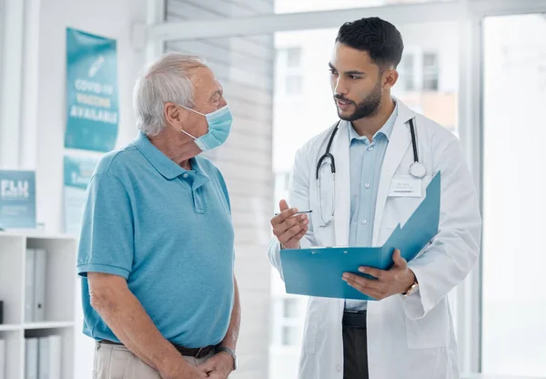 Non c'è niente di cui preoccuparsi. Girato di un giovane medico che parla con un paziente in un ufficio. — Foto Stock