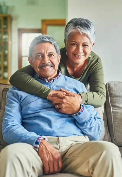 O nosso amor é eterno. Retrato de um casal idoso afetuoso relaxando em um sofá juntos em casa. — Fotografia de Stock