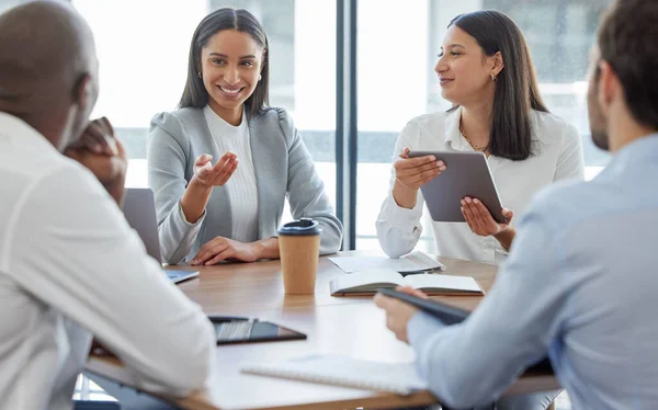 ¿Tienes algo que añadir? Fotografía de un grupo de empresarios teniendo una reunión en una sala de juntas en el trabajo. —  Fotos de Stock