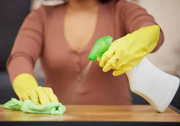 Masamdaki mikropları temizliyorum. Tanımlanamayan bir kadının evdeki masaları silmek için deterjan ve bez kullanması.. — Stok fotoğraf