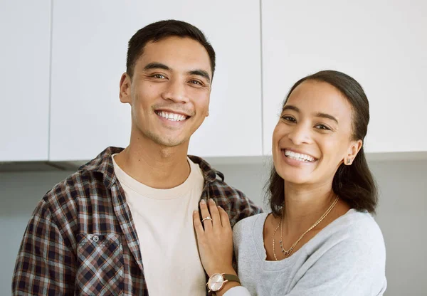 O meu único pensamento. Tiro de um casal passar o tempo juntos na cozinha em casa. — Fotografia de Stock