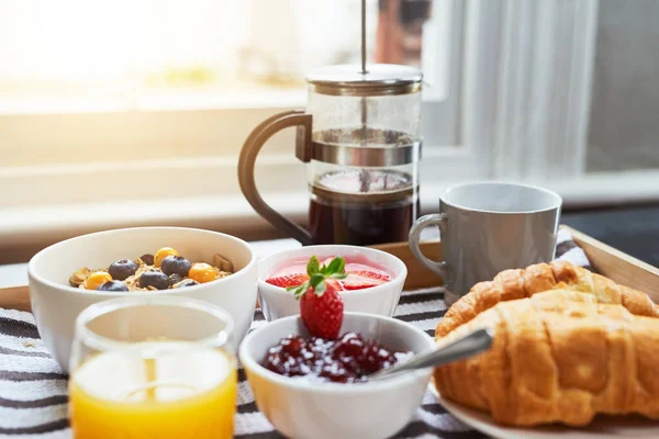 O pequeno-almoço está pronto. Tiro de café da manhã em uma mesa em casa. — Fotografia de Stock