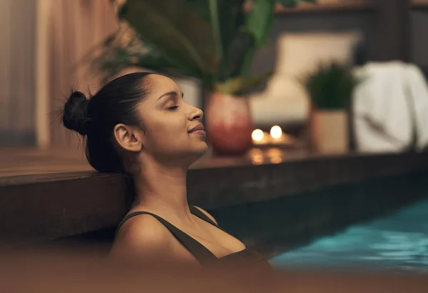 Pas d'interruptions... juste moi et mes pensées. Prise de vue d'une jeune femme se relaxant dans une piscine dans un spa. — Photo