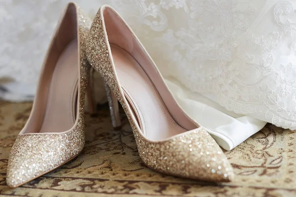 Corto en altura, grande en estilo. Primer plano de una novia zapatos de boda. — Foto de Stock