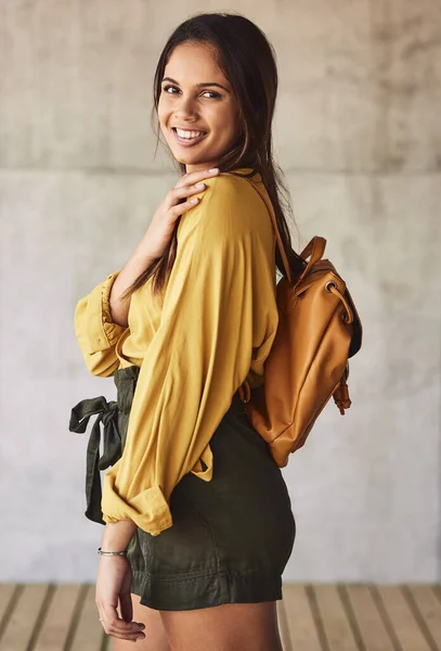 Leben in und für JETZT. Porträt einer attraktiven jungen Frau, die draußen vor städtischem Hintergrund posiert. — Stockfoto