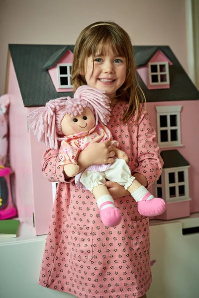 Ela não é tão gira como eu? Retrato de uma menina adorável brincando com seus brinquedos em casa. — Fotografia de Stock