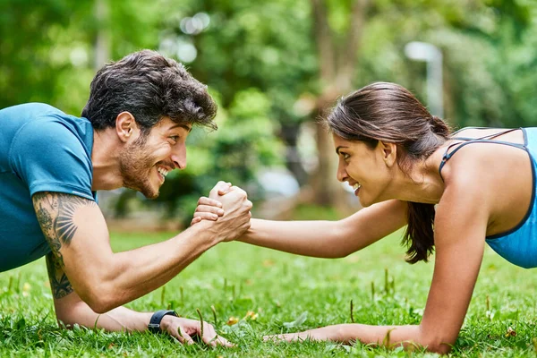 Wspieranie się nawzajem w kierunku zdrowszego stylu życia. Strzał sportowej młodej pary ćwiczącej razem na świeżym powietrzu. — Zdjęcie stockowe