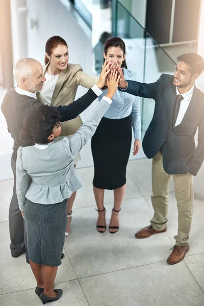 A motivação dos funcionários é fundamental para manter uma cultura de escritório agradável. Tiro de um grupo de empresários dando um high-five. — Fotografia de Stock