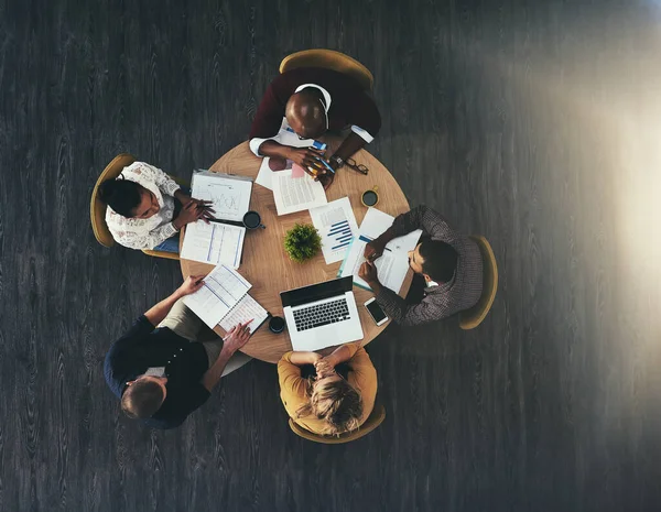 Reúne un crecer un negocio. Alto ángulo de tiro de un grupo de empresarios que tienen una reunión en una oficina moderna. —  Fotos de Stock