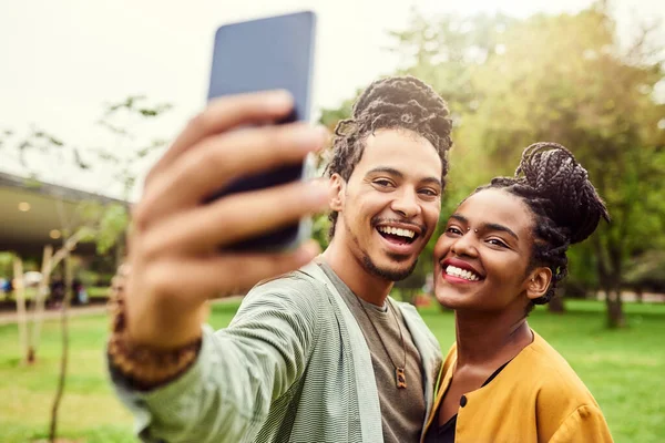 Selfie nel parco con il mio tesoro. Foto ritagliata di una giovane bella coppia che trascorre la giornata in un parco pubblico. — Foto Stock