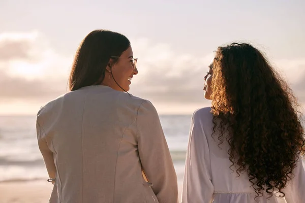 En tjejernas stranddag behövdes. Skott av två bästa vänner som förenas under en dag ute på stranden. — Stockfoto