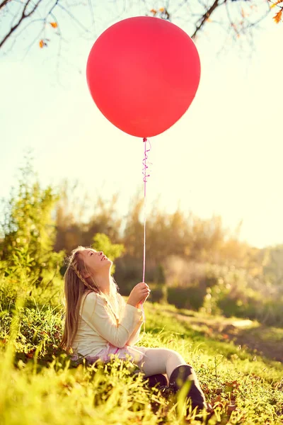 Vorrei che questo potesse farmi volare verso il cielo. Girato di una giovane ragazza che gioca con un palloncino fuori. — Foto Stock