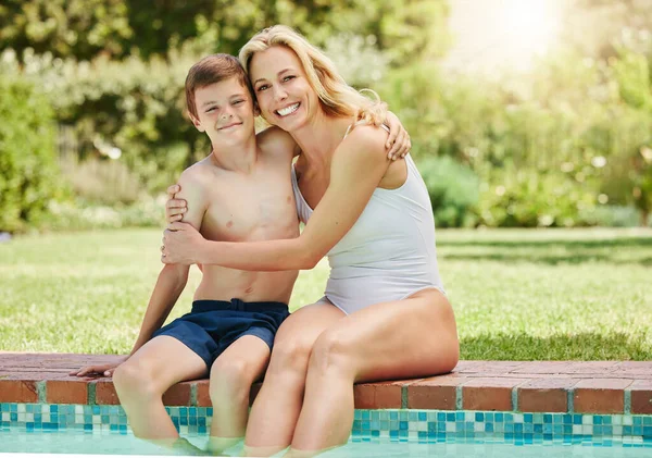 Questo è il nostro posto preferito per trascorrere del tempo insieme. Girato di una donna e il suo giovane figlio legame a bordo piscina. — Foto Stock