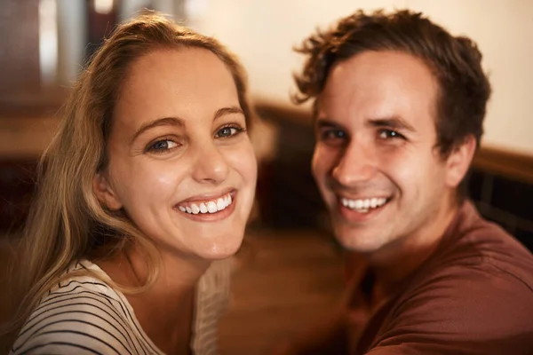 Questo e 'il nostro ritrovo preferito. Ritratto di una giovane coppia felice che passa del tempo insieme in un caffè. — Foto Stock