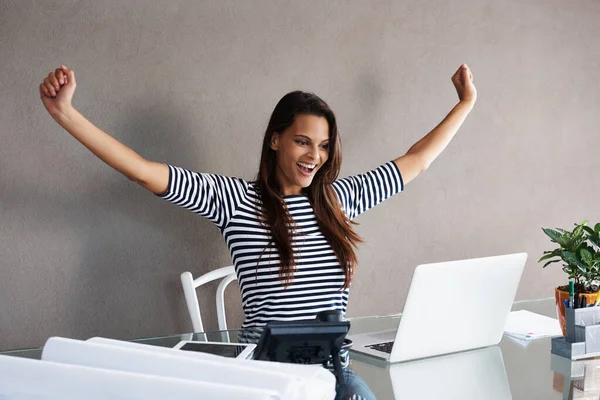 A celebrar o sucesso. Tiro de uma jovem atraente celebrando enquanto trabalhava em sua mesa de escritório. — Fotografia de Stock