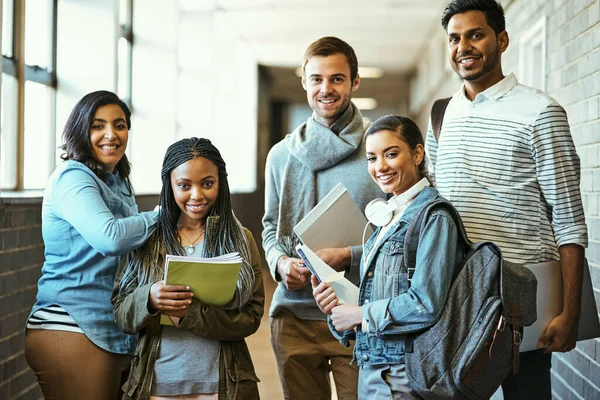 Klika kampusu. Portret grupy studentów uniwersyteckich stojących w korytarzu kampusu. — Zdjęcie stockowe