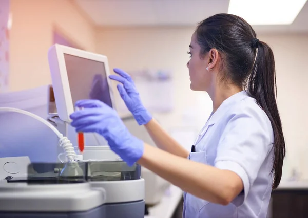 Apoio à investigação científica com equipamentos de última geração. Tiro de um jovem cientista usando um computador para realizar um teste médico em um laboratório. — Fotografia de Stock