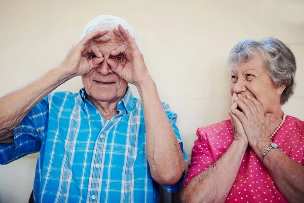 O tempo trouxe-nos tanta felicidade. Tiro de um casal de idosos fazendo caras engraçadas lá fora. — Fotografia de Stock