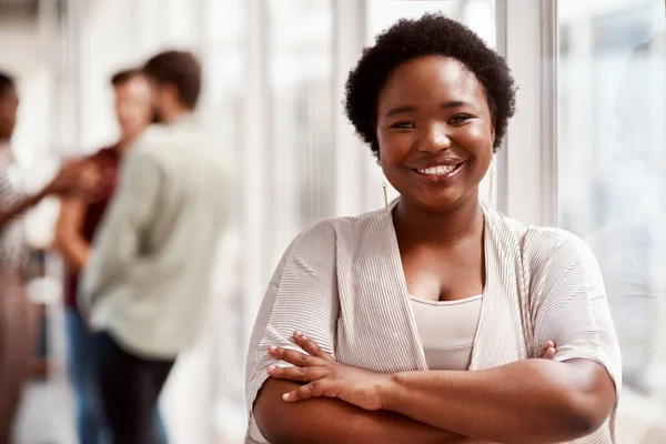 Ik heb persoonlijke en professionele groei gevoeld in mijn baan. Portret van een zelfverzekerde jonge zakenvrouw in een kantoor. — Stockfoto