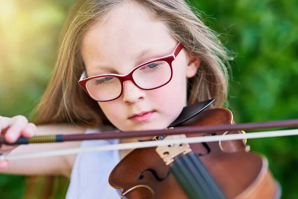 Ha un talento musicale naturale. Foto ritagliata di una ragazzina che suona il violino fuori. — Foto Stock