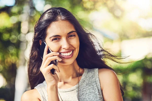 Ik kan niet overleven zonder mijn connecties. Portret van een aantrekkelijke jonge vrouw praten op een mobiele telefoon buiten. — Stockfoto