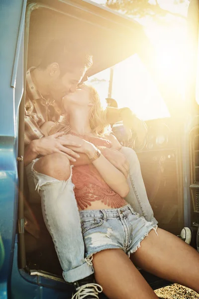 Det är omöjligt för oss att inte uttrycka vår kärlek. Skjuten av ett ungt par kyssas i sin pickup. — Stockfoto
