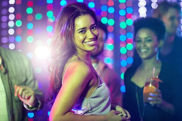 Подогрей танцпол. Портрет красивой молодой женщины, позирующей на танцполе в ночном клубе. — стоковое фото