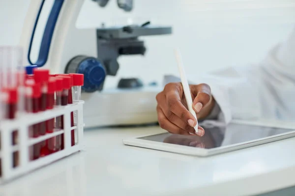 Avançando nas ciências da saúde. Imagem de perto de uma cientista a gravar as suas descobertas num tablet digital. — Fotografia de Stock