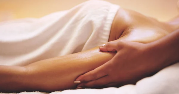 Laat haar magische handen je spanningen verlichten. Shot van een onherkenbare vrouw krijgen van een ontspannende massage in een beauty spa. — Stockfoto