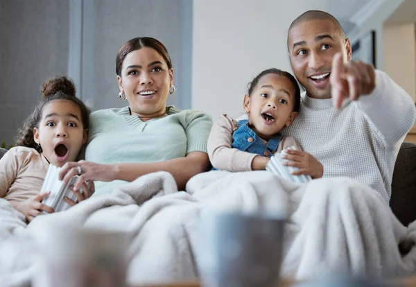 Piu 'dell'amore. Girato di una famiglia felice mangiare popcorn mentre si guarda la televisione insieme a casa. — Foto Stock