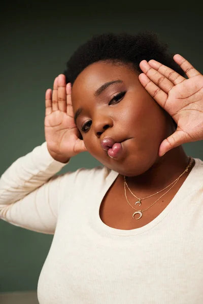 La libertad es ser tú mismo. Fotografía de una atractiva joven mujer tirando de una cara divertida mientras posa sobre un fondo verde en el estudio. — Foto de Stock