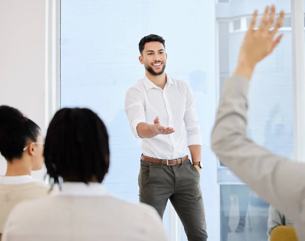 Todas as perguntas têm uma resposta. Tiro recortado de um belo jovem empresário que gesticula em direção a um colega enquanto faz uma apresentação na sala de conferências. — Fotografia de Stock