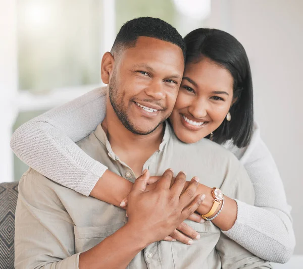 Ce que nous avons est vrai et éternel. Portrait d'un jeune couple relaxant à la maison. — Photo