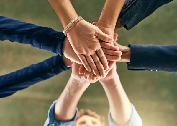 Vamos a ir más lejos juntos. Primer plano de un grupo de personas uniendo sus manos en un grupo. —  Fotos de Stock