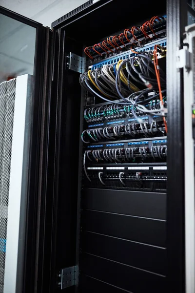 Tantos cables cada uno con una función específica. Imagen recortada del interior de una computadora con todo su cableado ubicado en una sala de servidores. — Foto de Stock