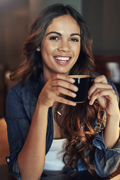 Bak, saat kahve saati. Kafede bir fincan kahve içen rahat genç bir kadının portresi.. — Stok fotoğraf