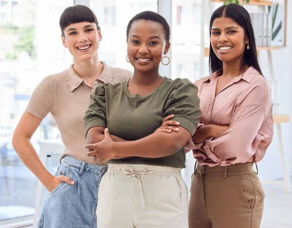 Het maakt niet uit of je groot of klein begint, begin gewoon. Schot van drie zakenvrouwen die samen in een kantoor staan.. — Stockfoto