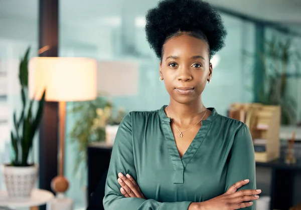 Você não precisa de permissão para alcançar a grandeza. Retrato de uma jovem empresária confiante em pé em um escritório. — Fotografia de Stock