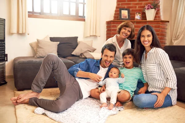 Dit is ons idee van geluk. Full length portret van een aanhankelijke jonge familie besteden kwaliteit tijd samen thuis. — Stockfoto