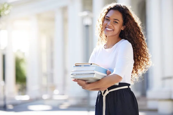 .. Skjuten av en ung kvinna bär sina skolböcker utanför på college. — Stockfoto