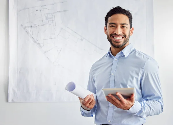 Dit wordt een geweldig project. Foto van een jonge mannelijke architect met behulp van een digitale tablet op het werk. — Stockfoto