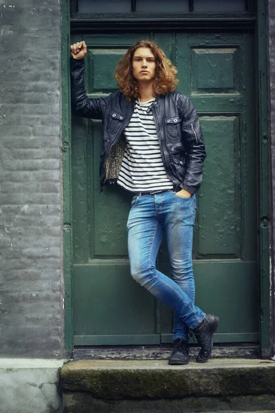 Las reglas están hechas para romperse. Retrato de un joven guapo parado en una puerta. —  Fotos de Stock